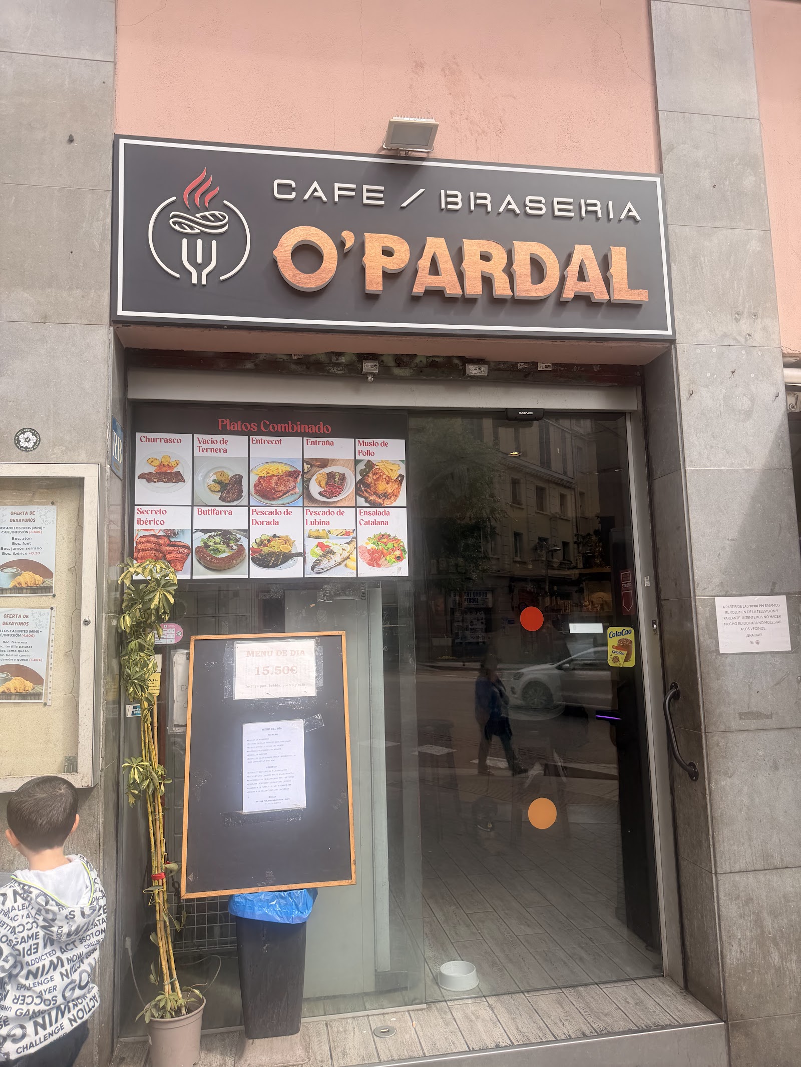 Fachada y rótulo de Café Brasería O'PARDAL