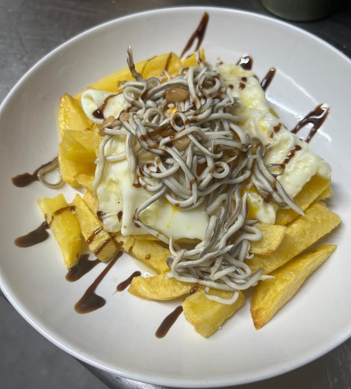 Patatas con huevo y angulas sucedáneas