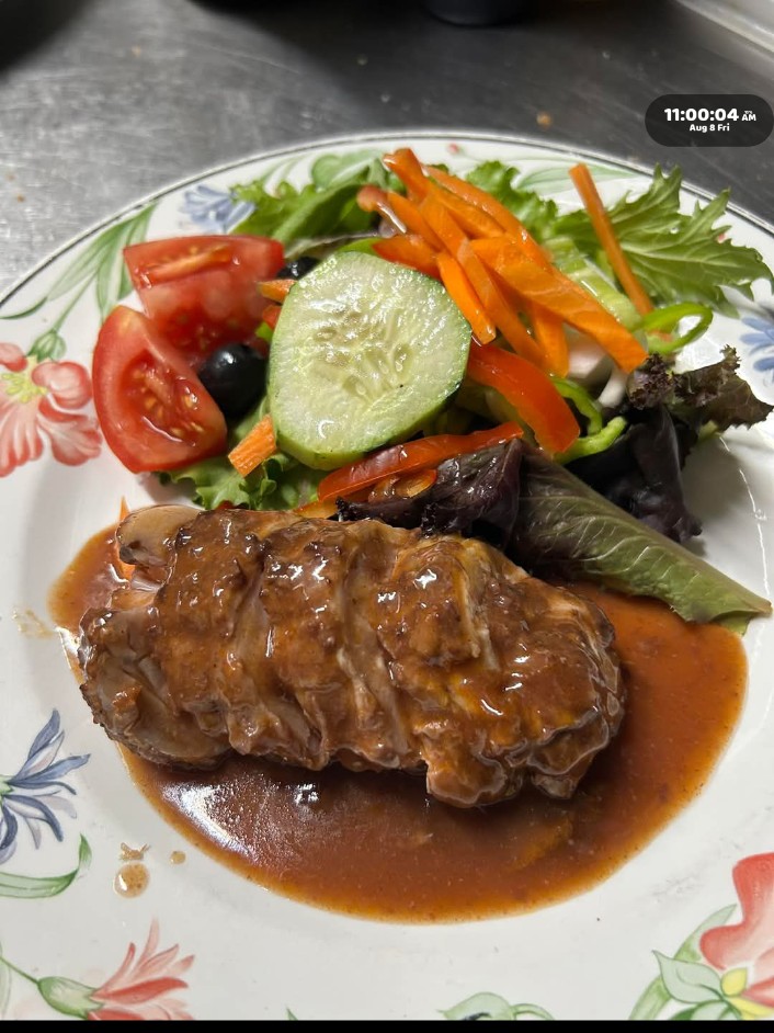 Carne en salsa con ensalada